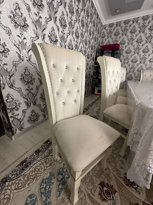 Продается обеденный  гарнитур на 12 персон + декоративные стойки.