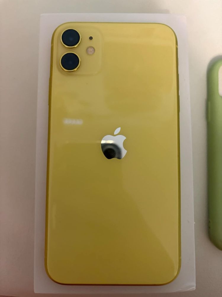 Iphone 11 с чисто нов кейс и слушалки!!!