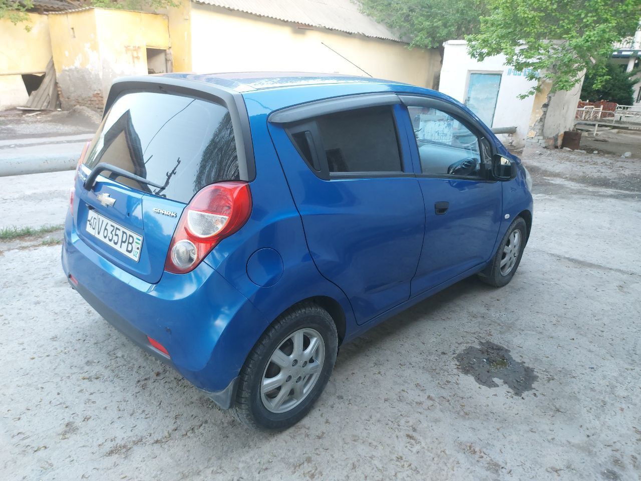 Automobil spark yili 2014 4ta joyida pyatnosi bor qogan joyi toza.