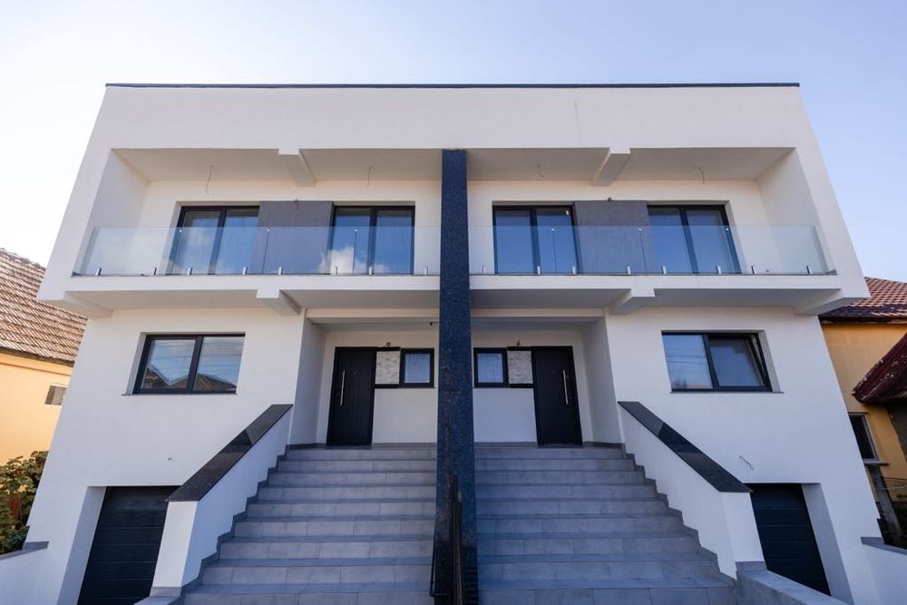 Casă exclusivistă de tip duplex cu terasă panoramică și grădină mare