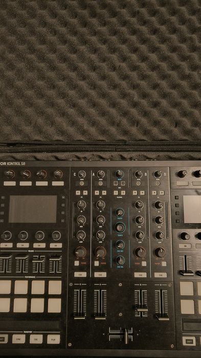 Mixer DJ - Traktor S8 + Geantă transport Magma