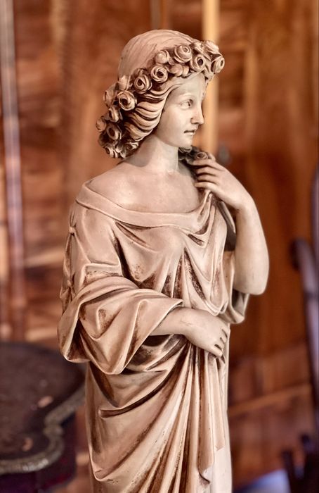 Statuie decorativă clasică pe soclu – femeie stil renascentist