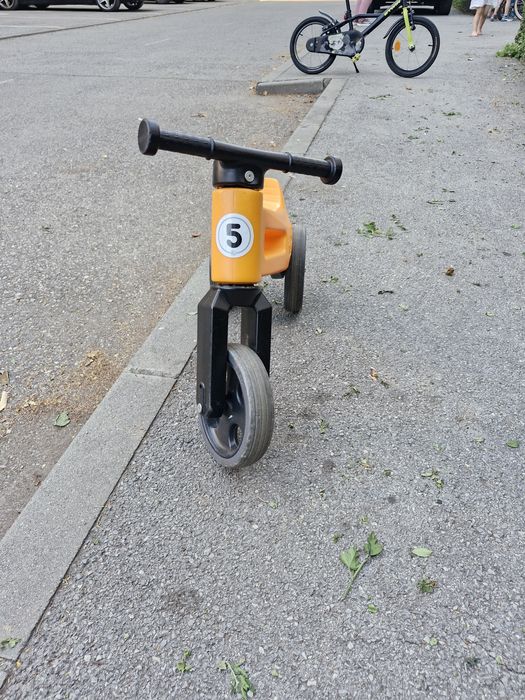 Vand o tricicleta si o bicicleta fara pedale pentru copii