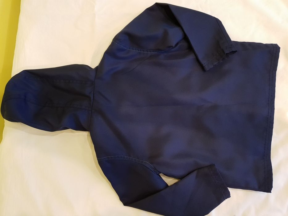 Продавам детско непромокаемо яке с качулка , синьо