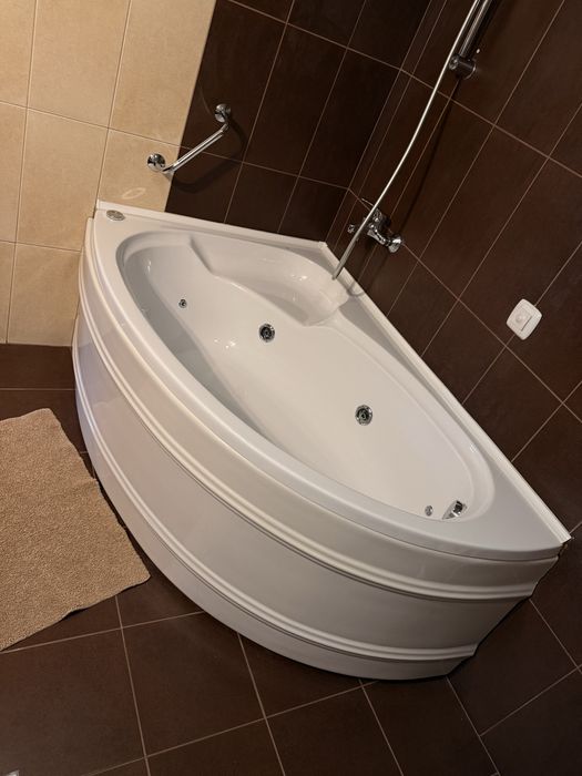 Ъглова Хидромасажна Вана (Джакузи)