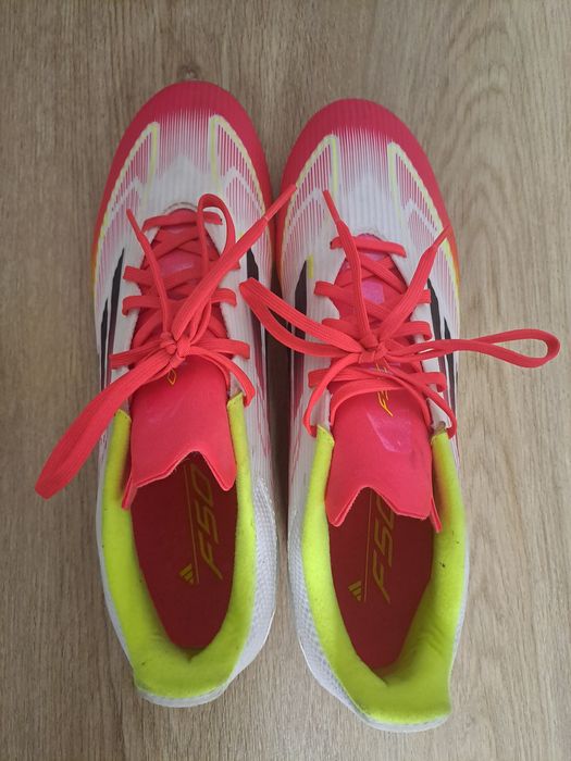 Vând urgent ghete de fotbal Adidas