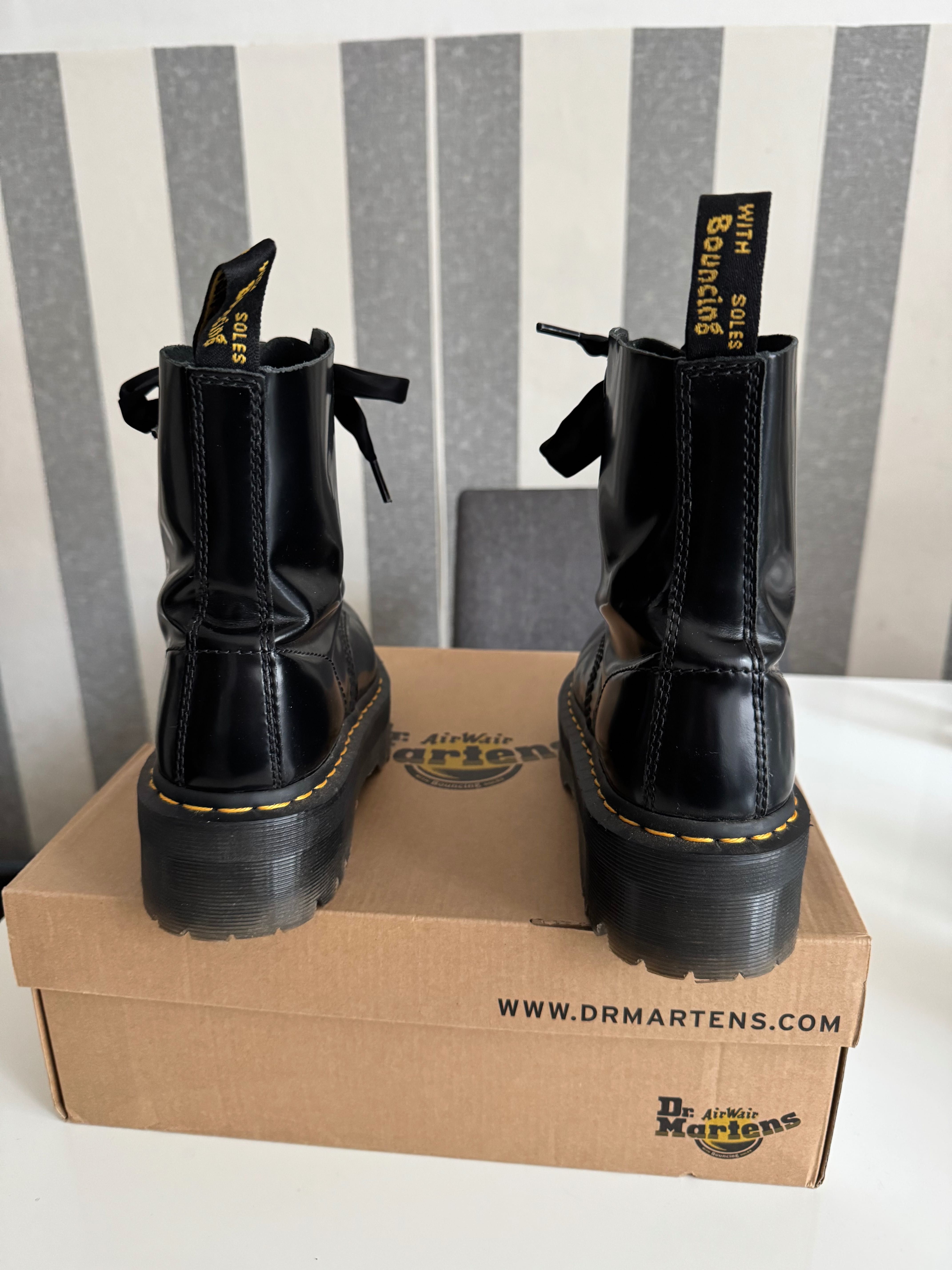 Дамски боти Dr. Martens