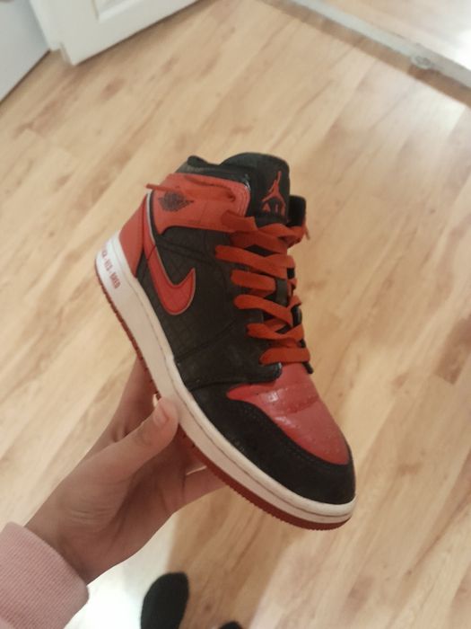 Jordan 1 mid purtați puțin