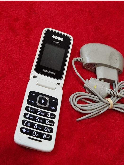 Telefon cu clapeta cu încărcător original