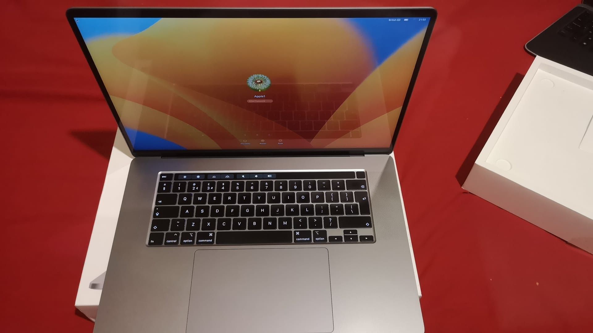 Apple Macbook, (Макбук) Pro 2019, 16 инча

-2.3GHz 8-core Intel Core i