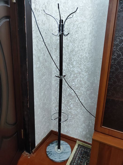 Продаётся стоячие вешалки для одежды.