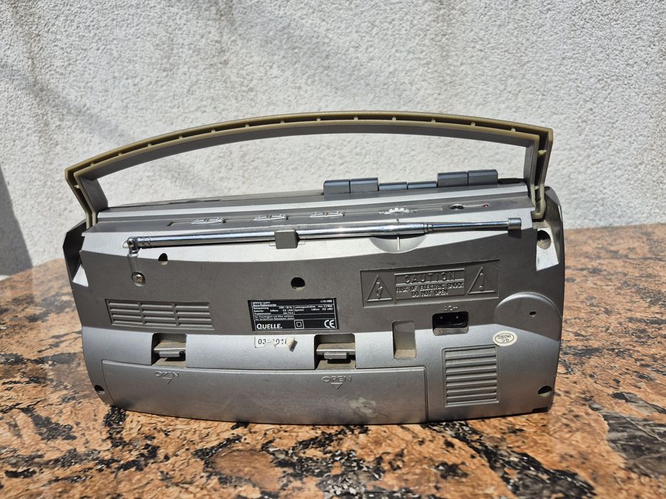 Radio Casetofon mono marca Universum model CRT- 1000