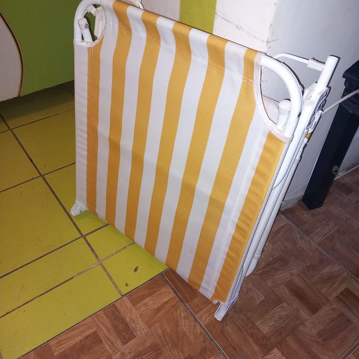 Sezlong de plaja din tevi de metal.