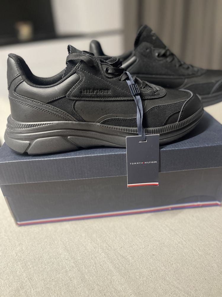 Tommy Hilfiger marimea 43 noi