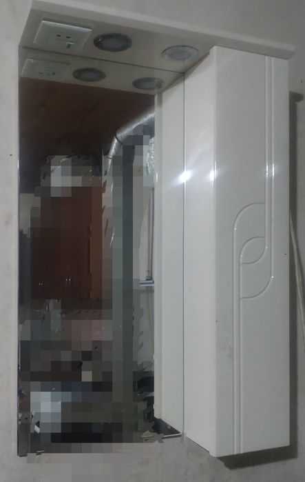 Продам шкаф навесной с зеркалом и тумба в ванную