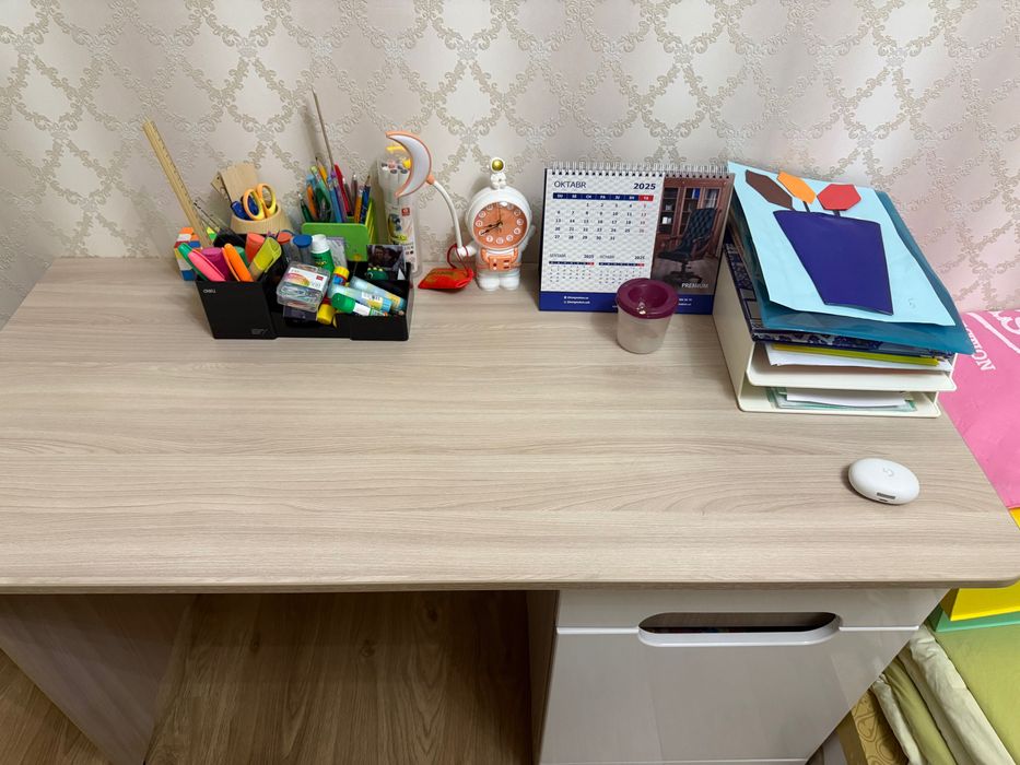 Письменный стол с полками и выдвижным ящиком