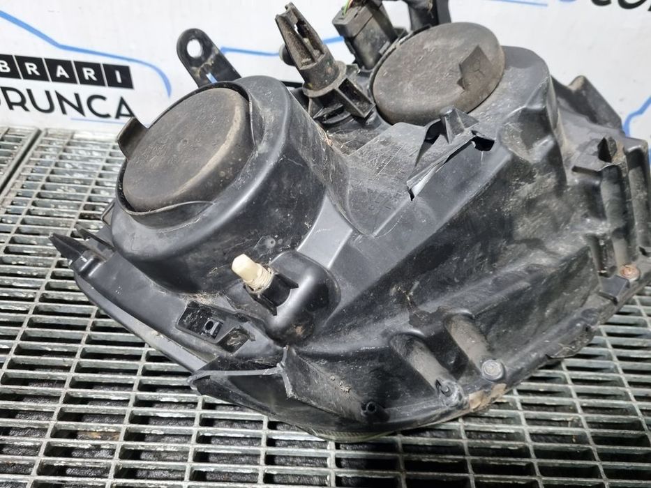 Far Stanga Dacia Duster 2010 - 2013 SUV 4 Usi (1103) Fara xenon CLEMA RUPTA