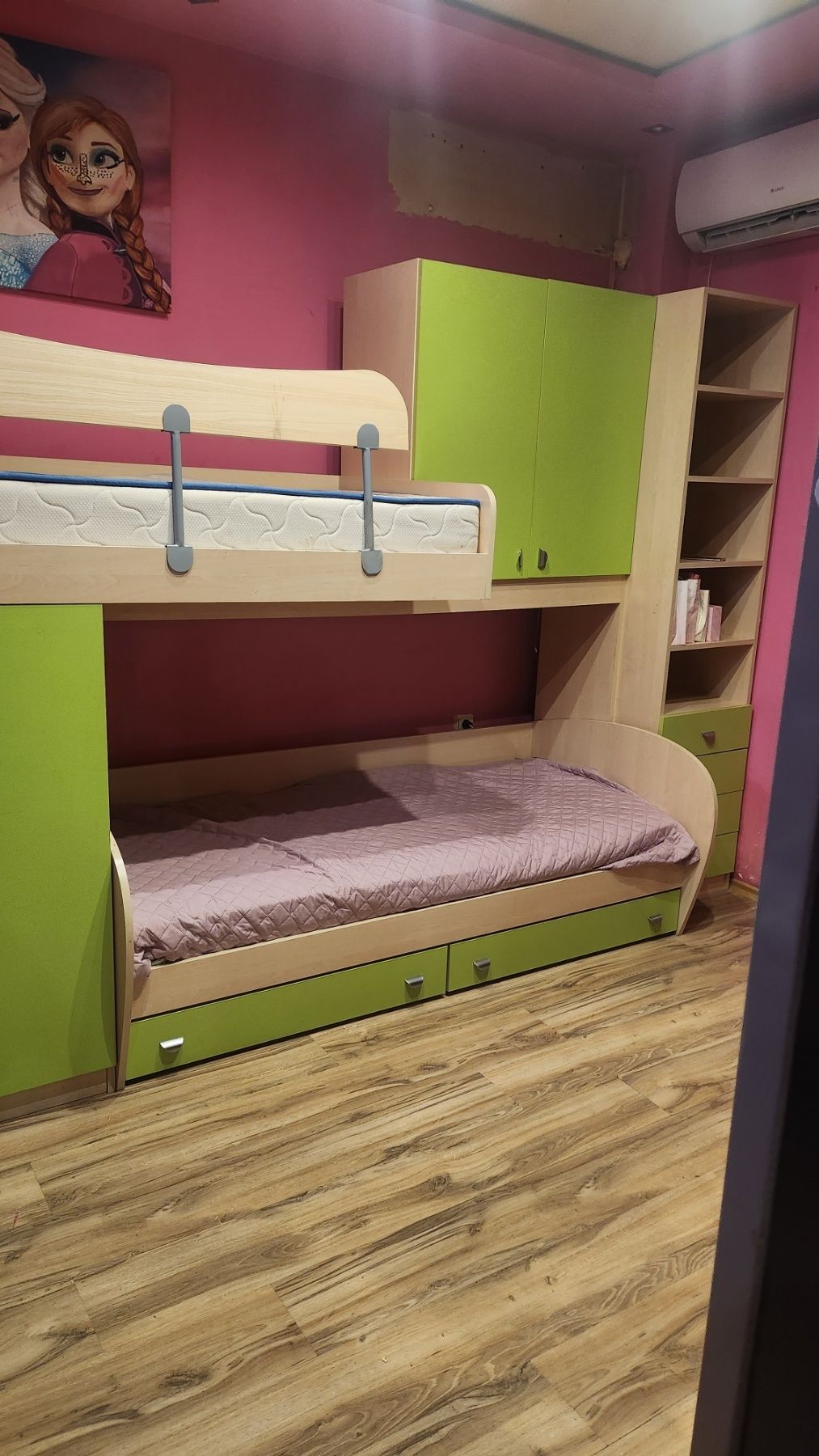 Двуетажни легла детска стая