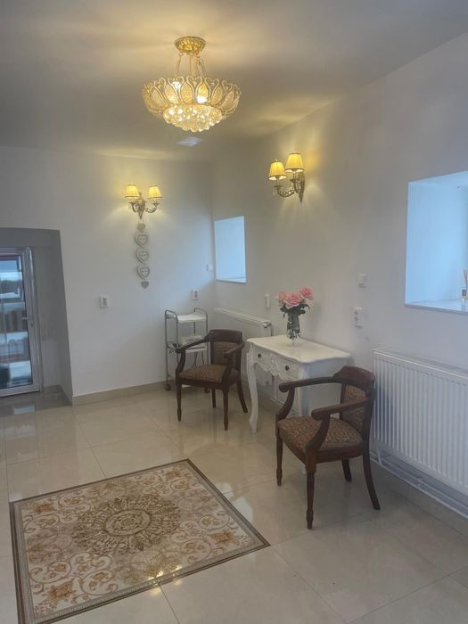 În Centrul Vechi,vând casă boierească,cu 2 spații comerciale!!!