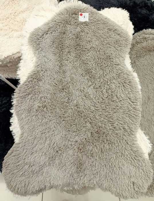 Кожено пухкаво рошаво килимче тип меча кожа