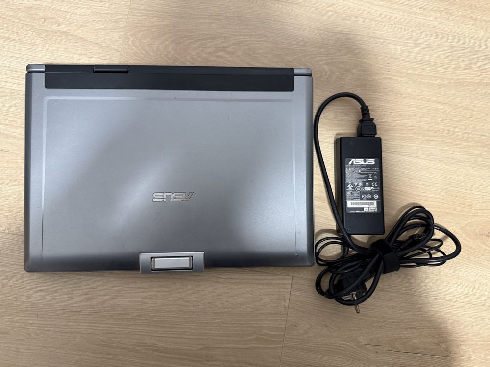 Лаптоп Asus F5V Win 7 за филми/музика/ браузър