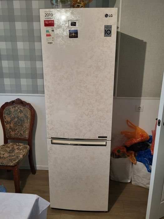 Холодильник мраморный бежевый в отличном состоянии