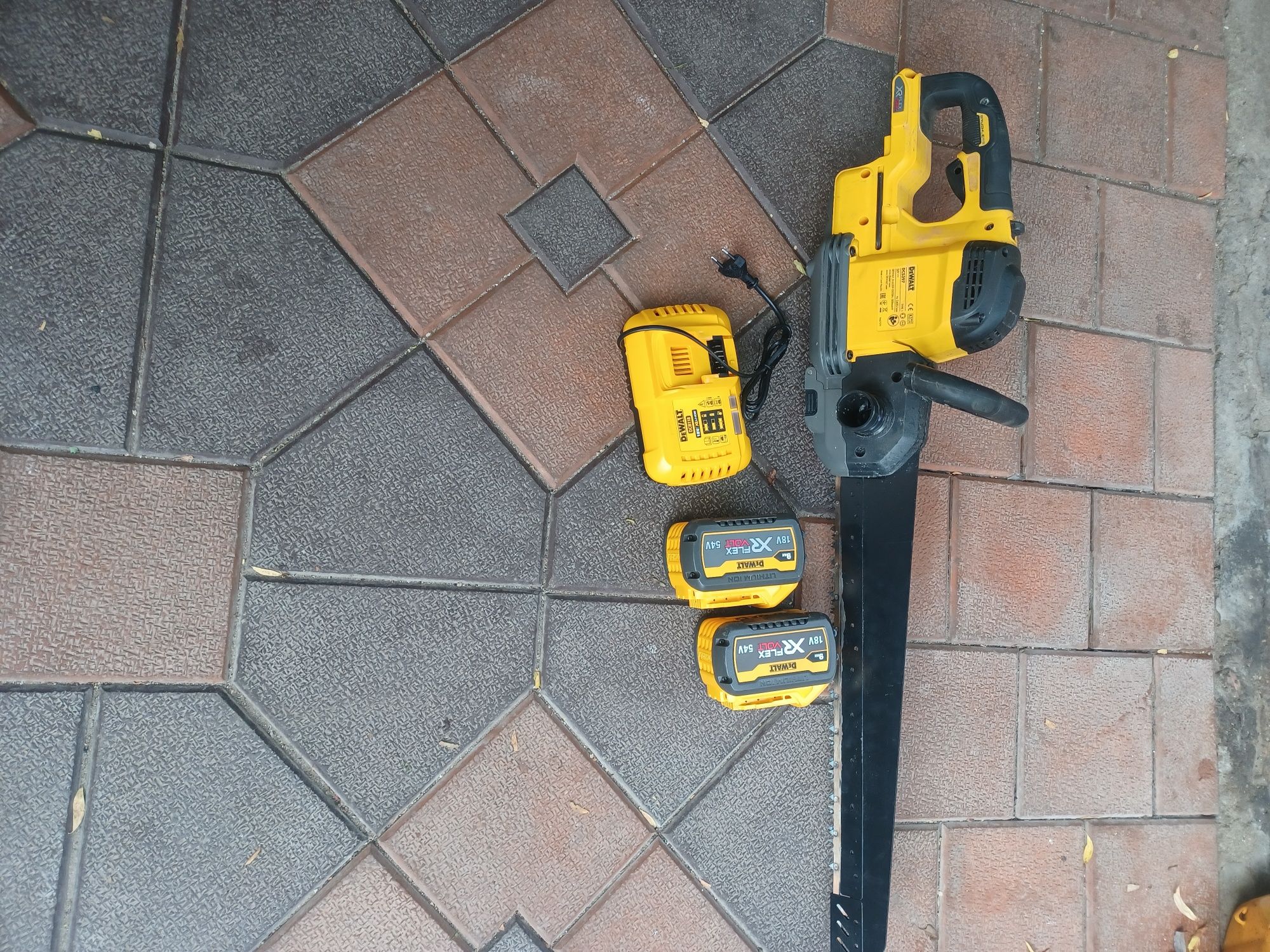 Ferăstrău aligator DEWALT DCS  397 nou cu acumulatori  de 9 A Flexvolt