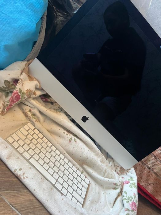 Vand iMac apple pretul este negociabil la tel.