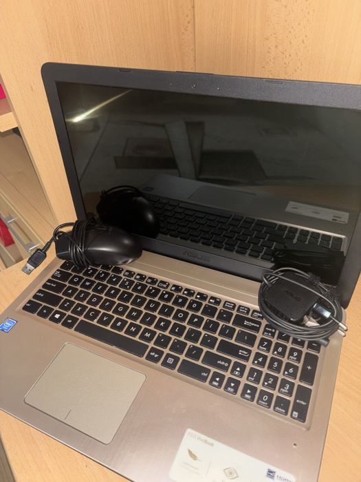 Laptop Asus inclus incarcator ai mouse