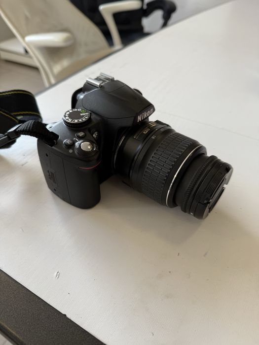 Камера Nikon D3000 с обектив в отлично състояние