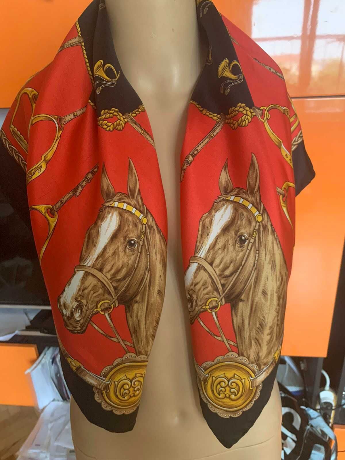 Копринен шал с десен коне