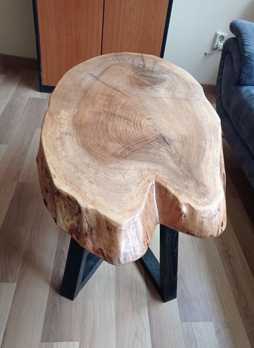 Холна масичка от орех с жив ръб