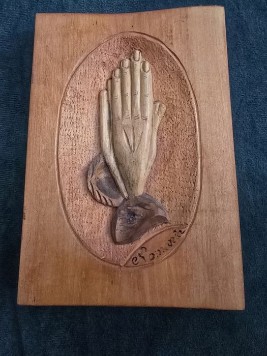 Tablou din lemn sculptat – Mâini în rugăciune, artizanat românesc
