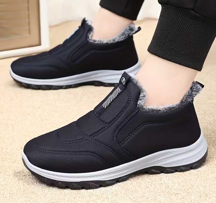 Новые тёплые кроссовки 42р.