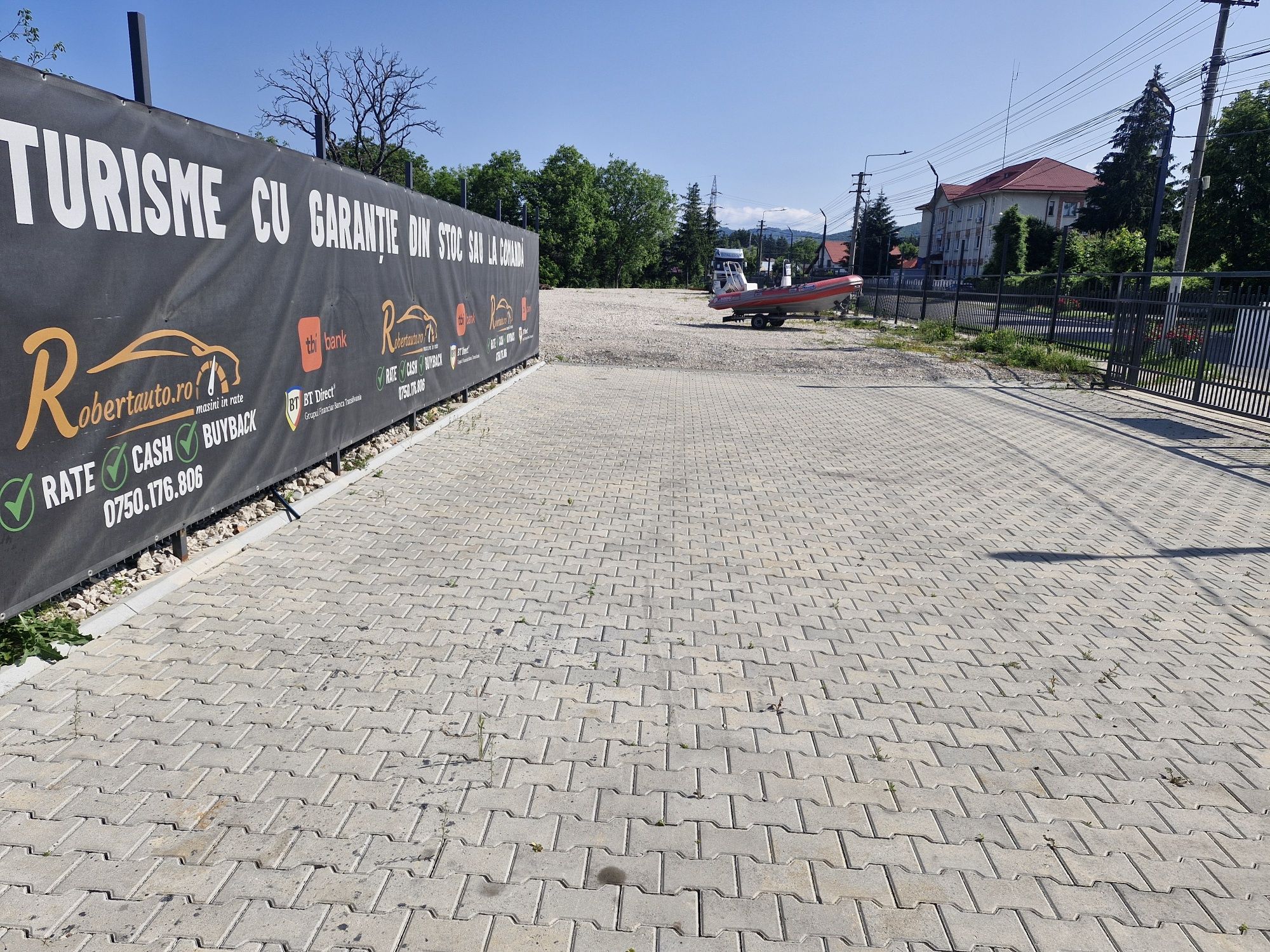Teren de închiriat 1200m2 Pucioasa. Pret 600€ luna.--Deschidere mare .