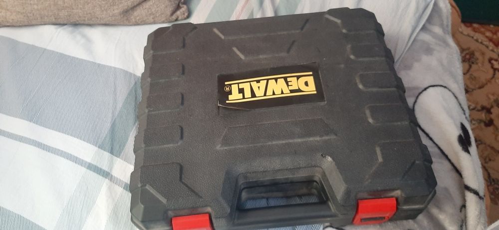 Ударный шуруповёртDeWALT 21V.