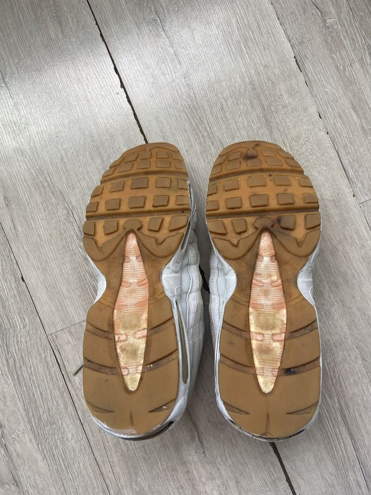 Vand air max 95 purtati un pic
