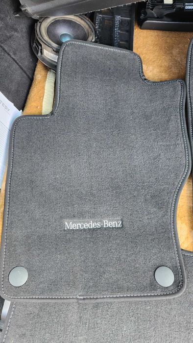 Стелки за Mercedes ML W164. Черен графит с бял шев