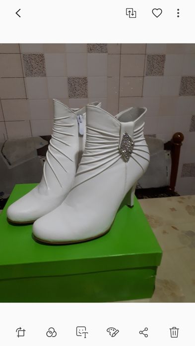 Продам женские полусапожки(свадебные)