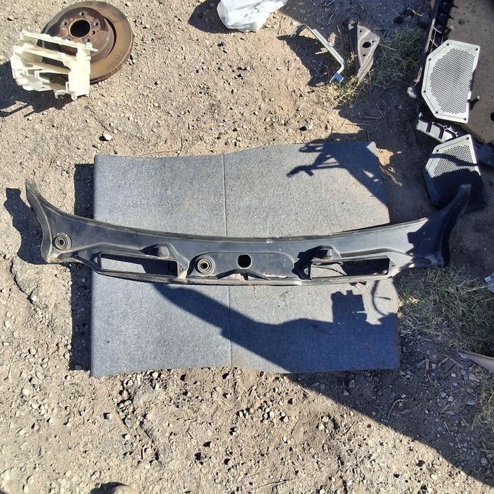 Лайсна под чистачките от бмв е91