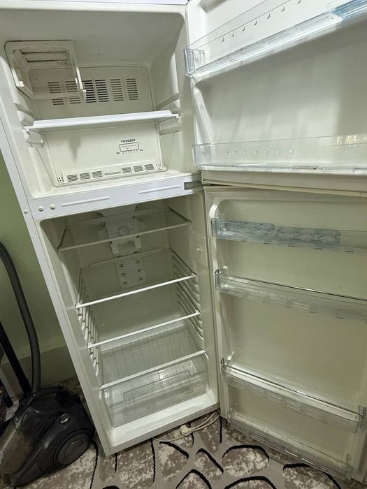 Холодильник не рабочий, на запчасти