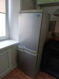 Продам холодильник Samsung серебристого цвета, двухкамерный.
