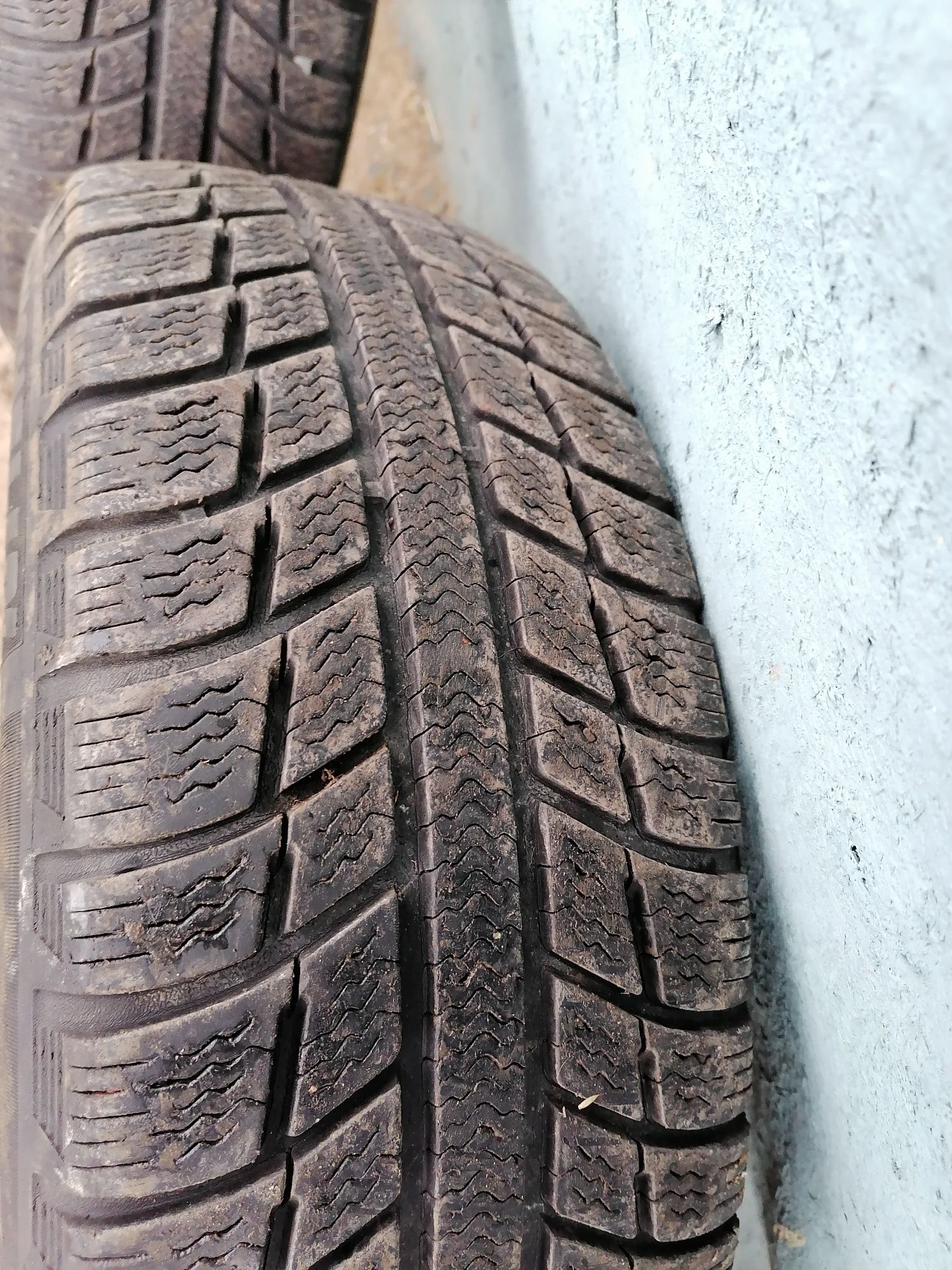 Vând cauciucuri Michelin 185,65,r15