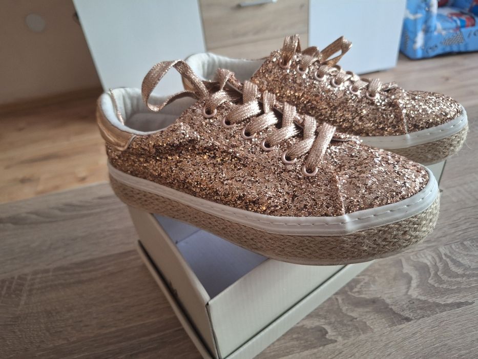 Блестящи кецове в златисто