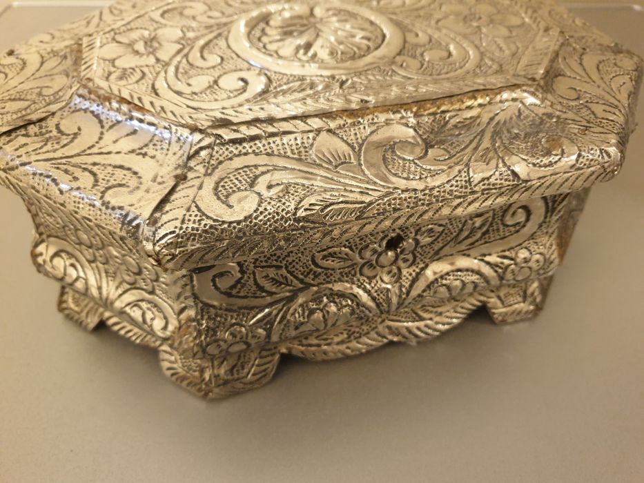 Caseta de bijuterii veche din lemn și argint