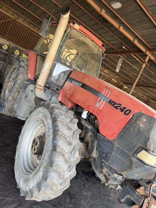 Трактор CASE  с плугом LEMKEN,