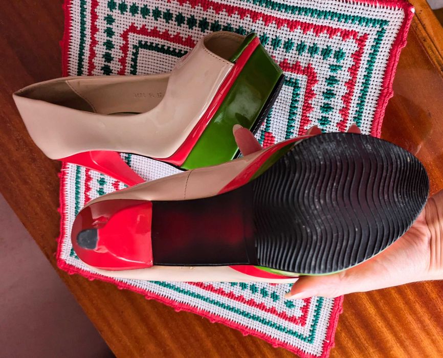 Platforme elegante peep-toe, look îndrăzneț