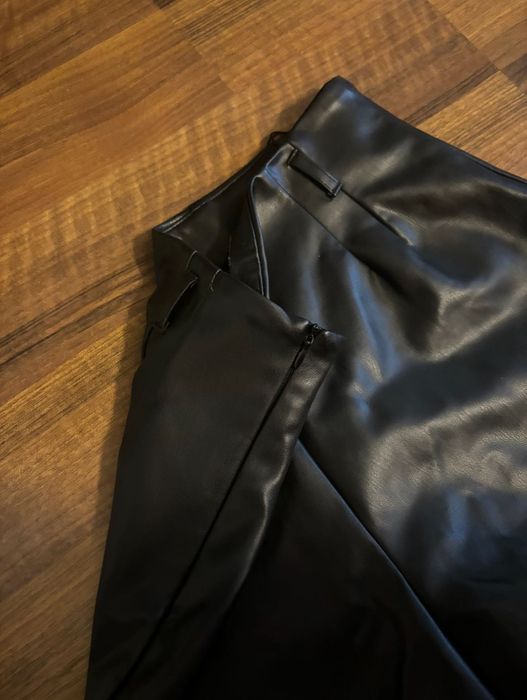 Класически черни кожени шорти с висока талия ZARA