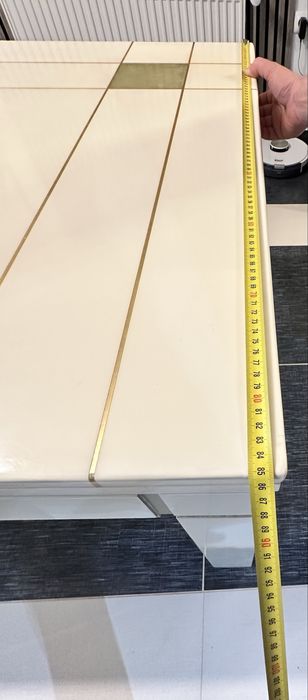 Vand masa de bucatarie in stare perfecta , blat de marmura .