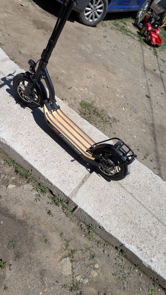 Vând trotineta electrica